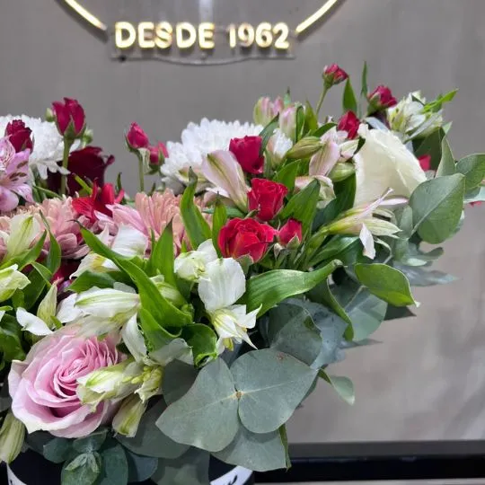 Caja pote con flores de estacion corazon